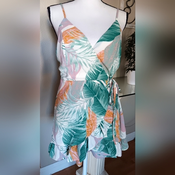 💚NEW  Tropical Wrap Romper - Picture 2 of 8